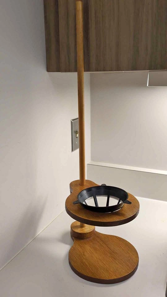 Adjustable wooden coffee filter stand