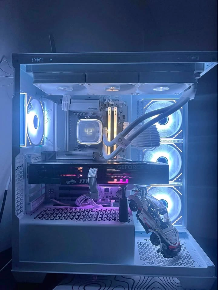 Custom White Gaming PC — Ryzen 7 7800X3D + RTX 5070