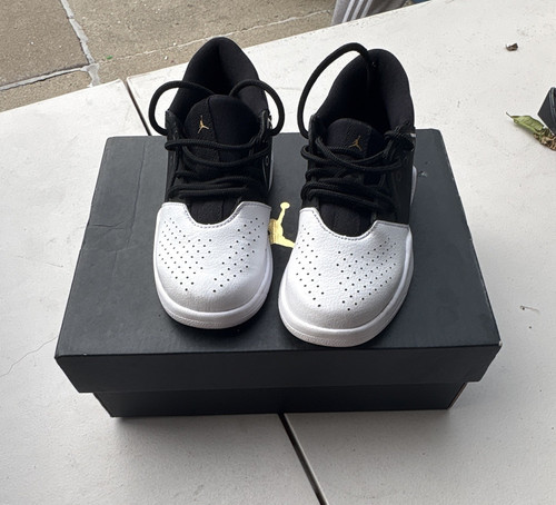 Jordan Ultra Fly 2 Unisex Kids Low Top Sneakers Black/White US 9