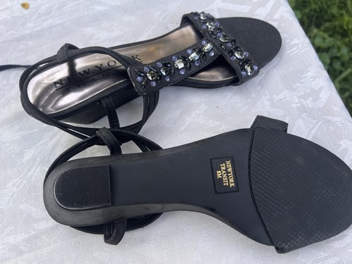New York Transit Women’s Black Leather Rhinestone Sandals 8M - photo 3
