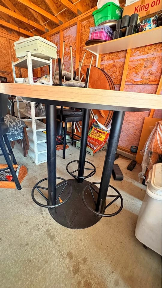 Round Bar Height Table with Stools