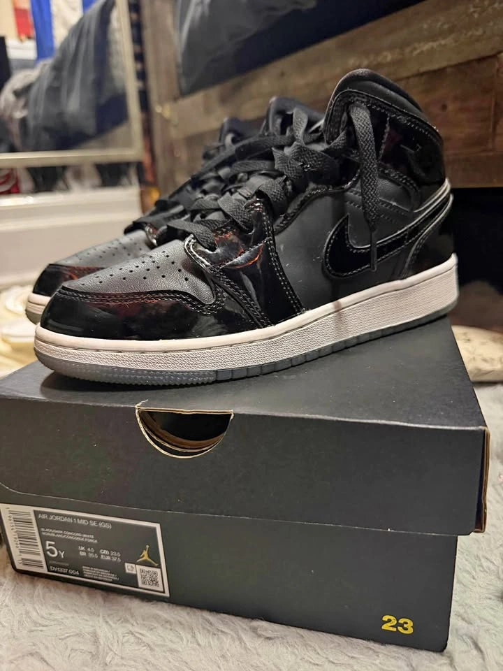 Air Jordan 1 Mid SE Black/Dark Concord Size 5Y – With Original B