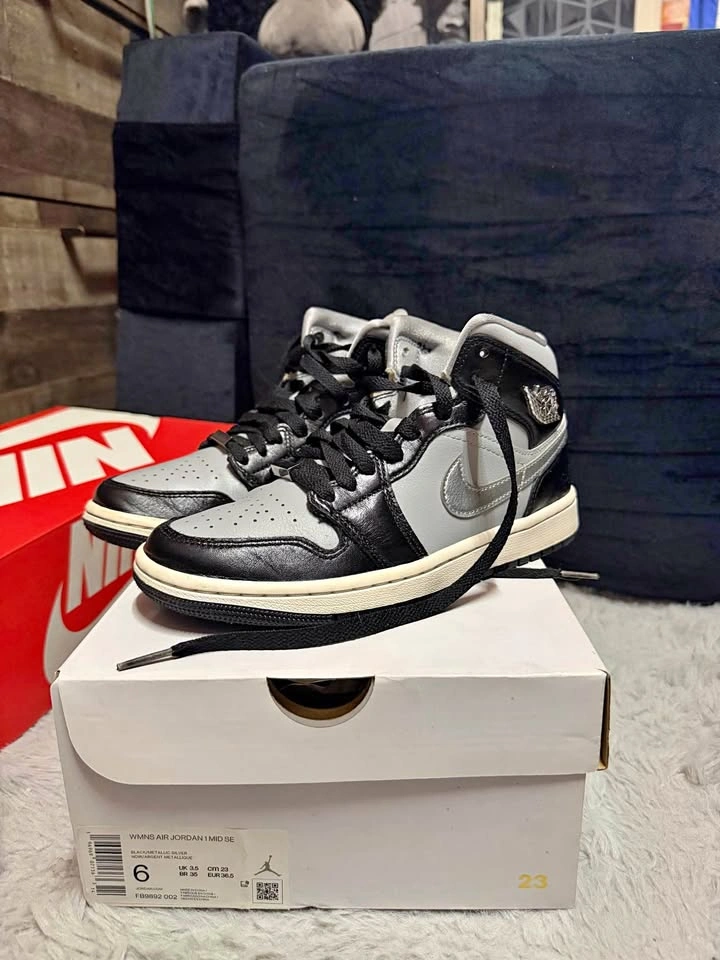 Air Jordan 1 Mid SE Black/Metallic Silver – Women’s Size 6