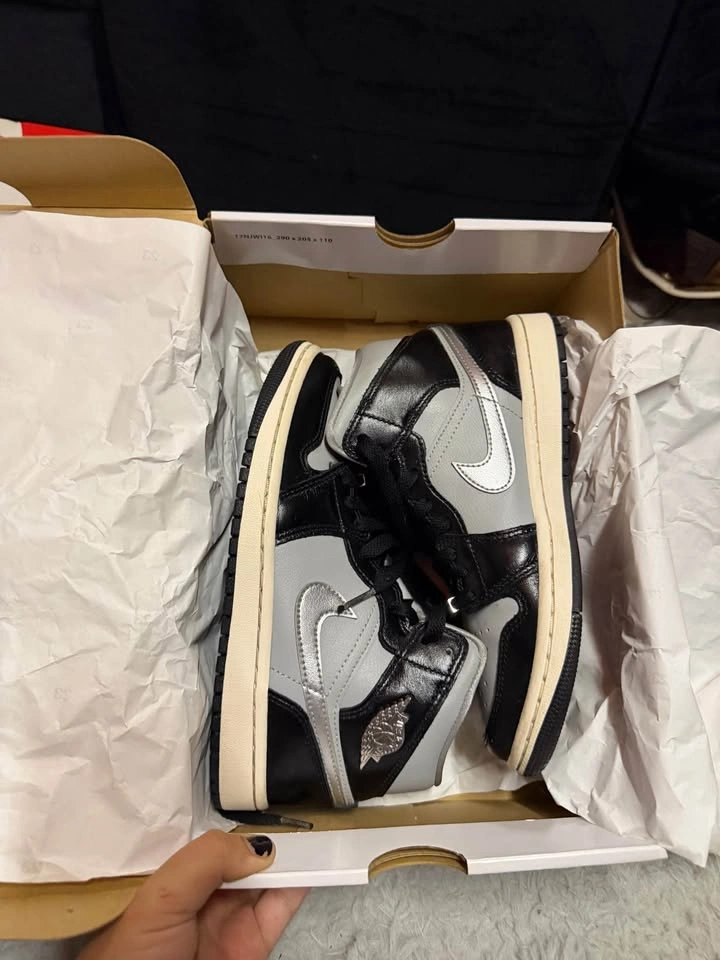 Air Jordan 1 Mid SE Black/Metallic Silver – Women’s Size 6 - photo 2