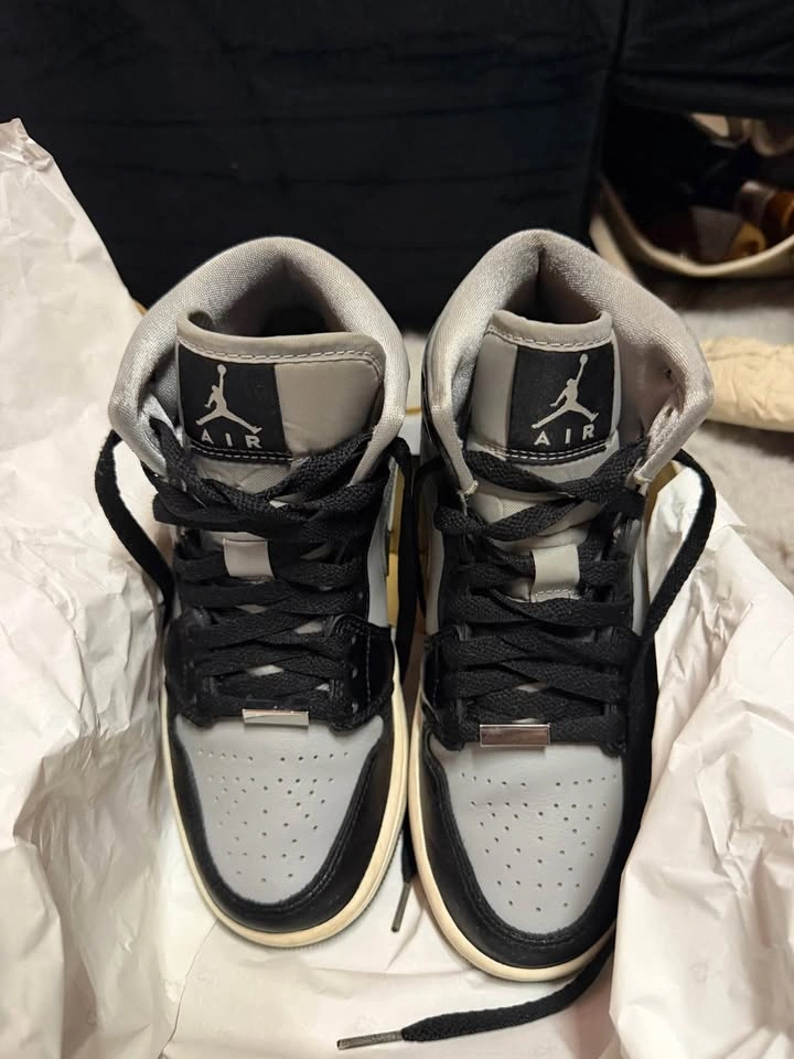 Air Jordan 1 Mid SE Black/Metallic Silver – Women’s Size 6 - photo 3