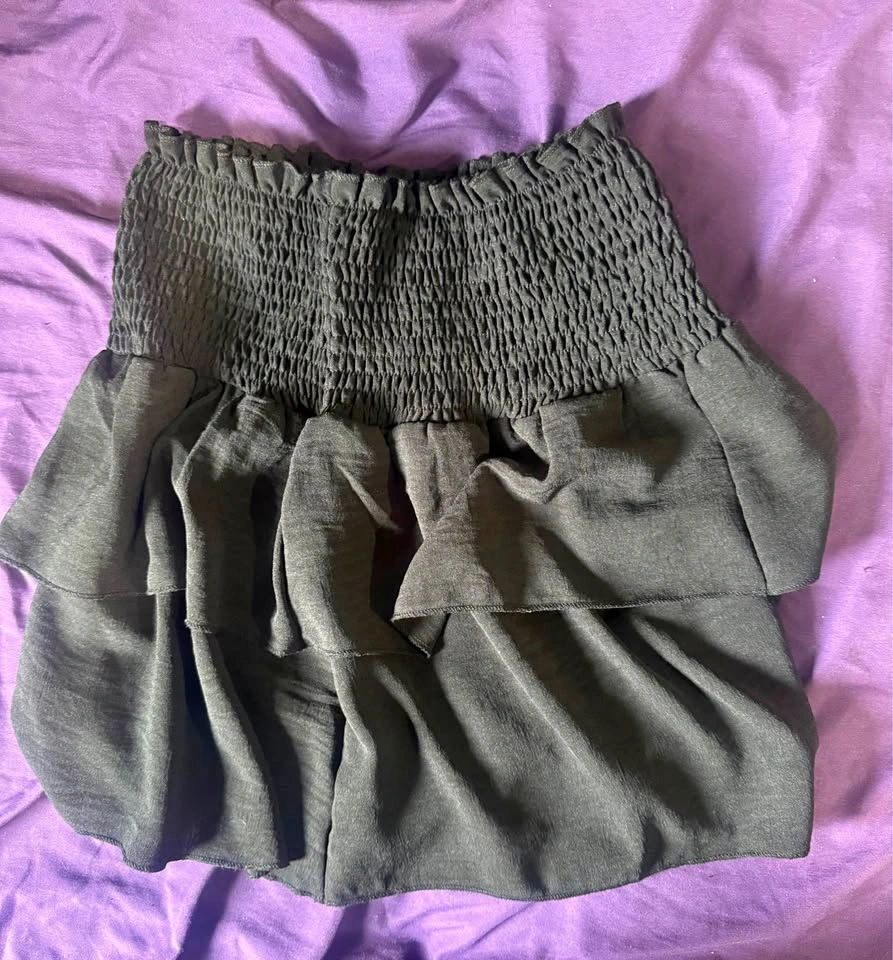 Black high waist ruffle skirt