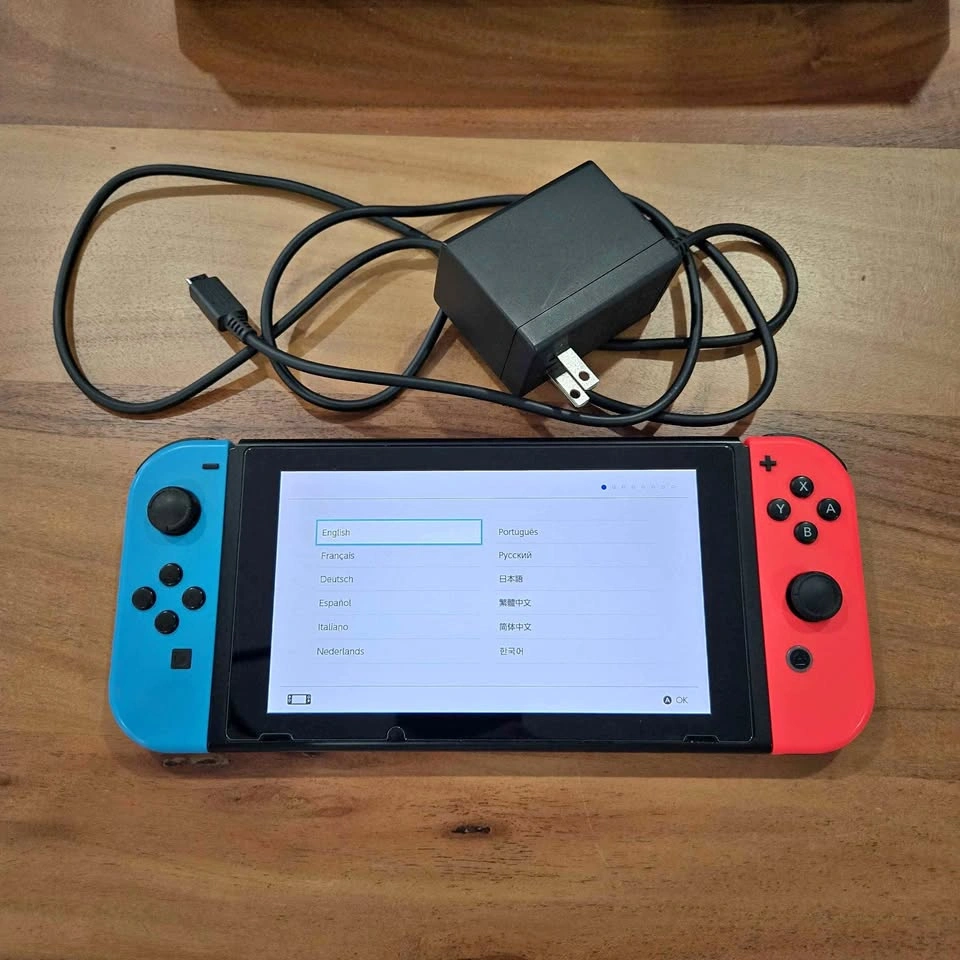 V1 Nintendo Switch. Clean Excellent condition, original charger,