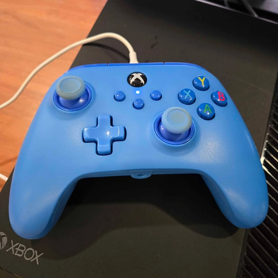 Xbox One Matte Edition. Clean, no issues. Wired controller. - photo 2