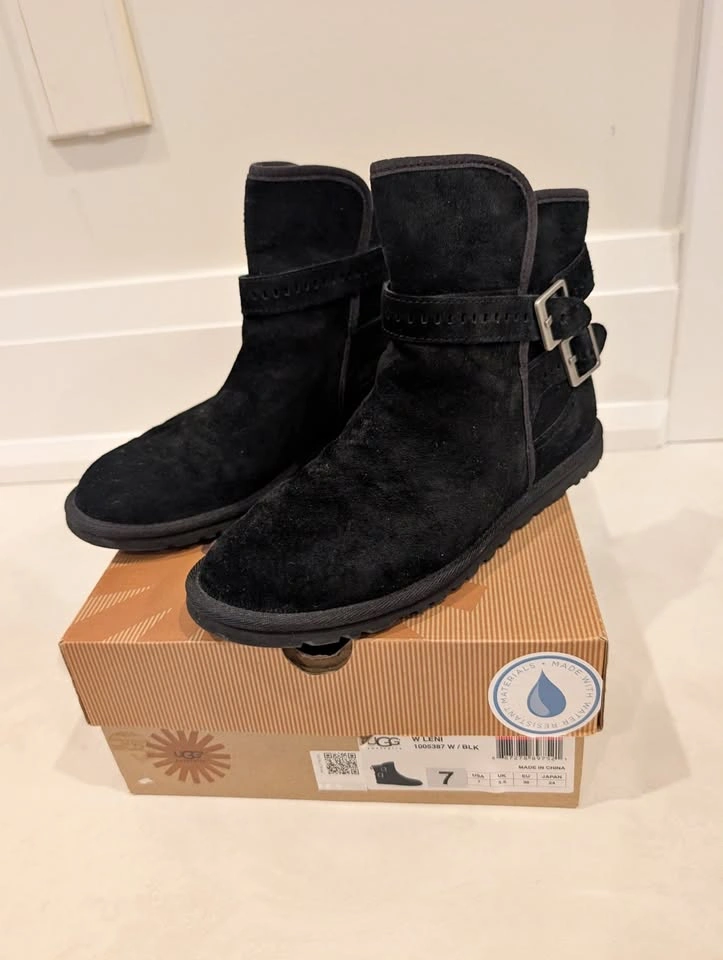 UGG Australia W Leni Black Suede Water-Resistant Buckle Boots Si