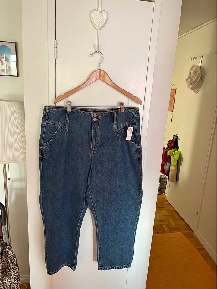Super High Rise Cropped “Mom Jeans”