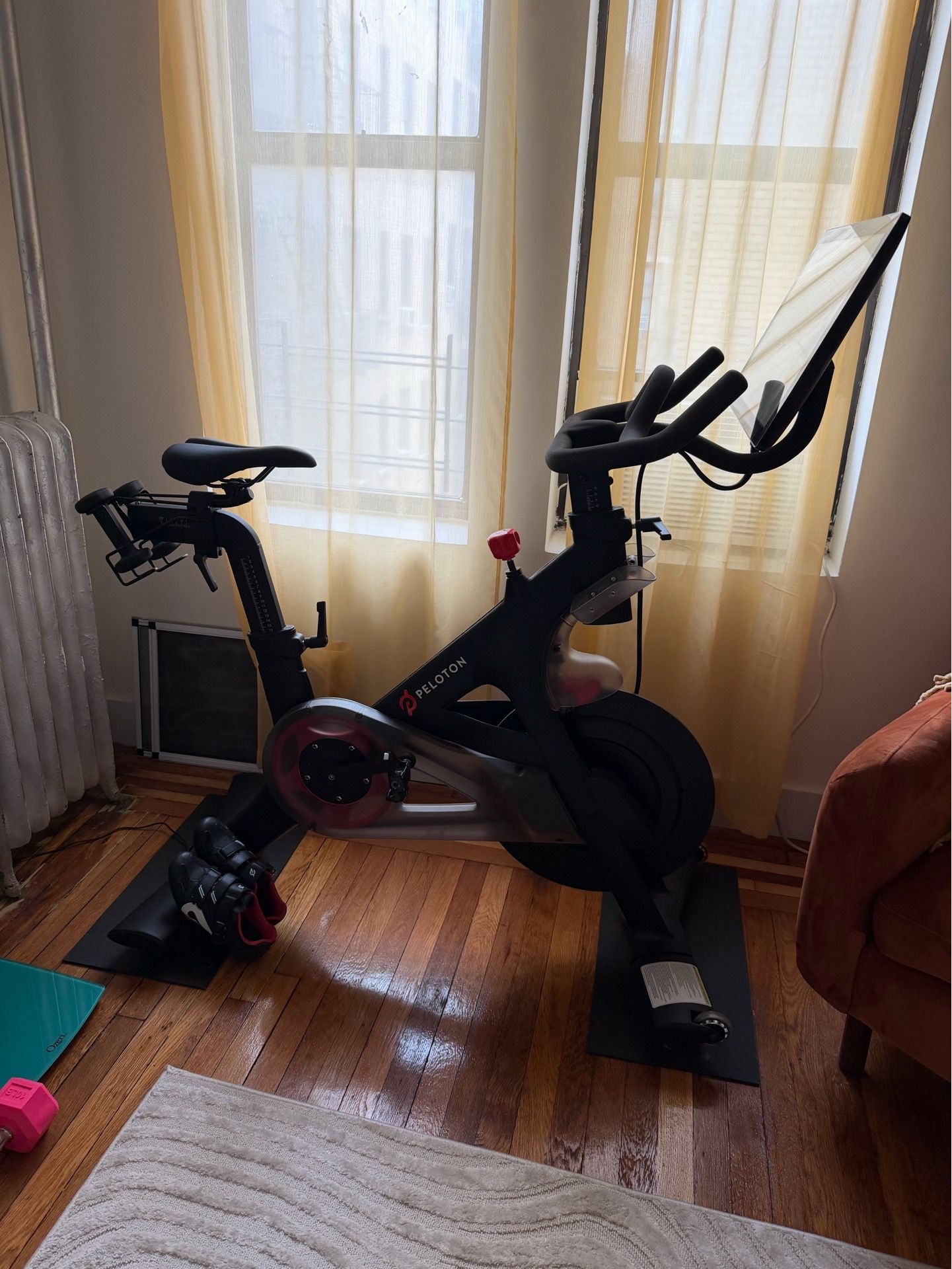 FREE PELOTON (Gen 3 Like New) - photo 2