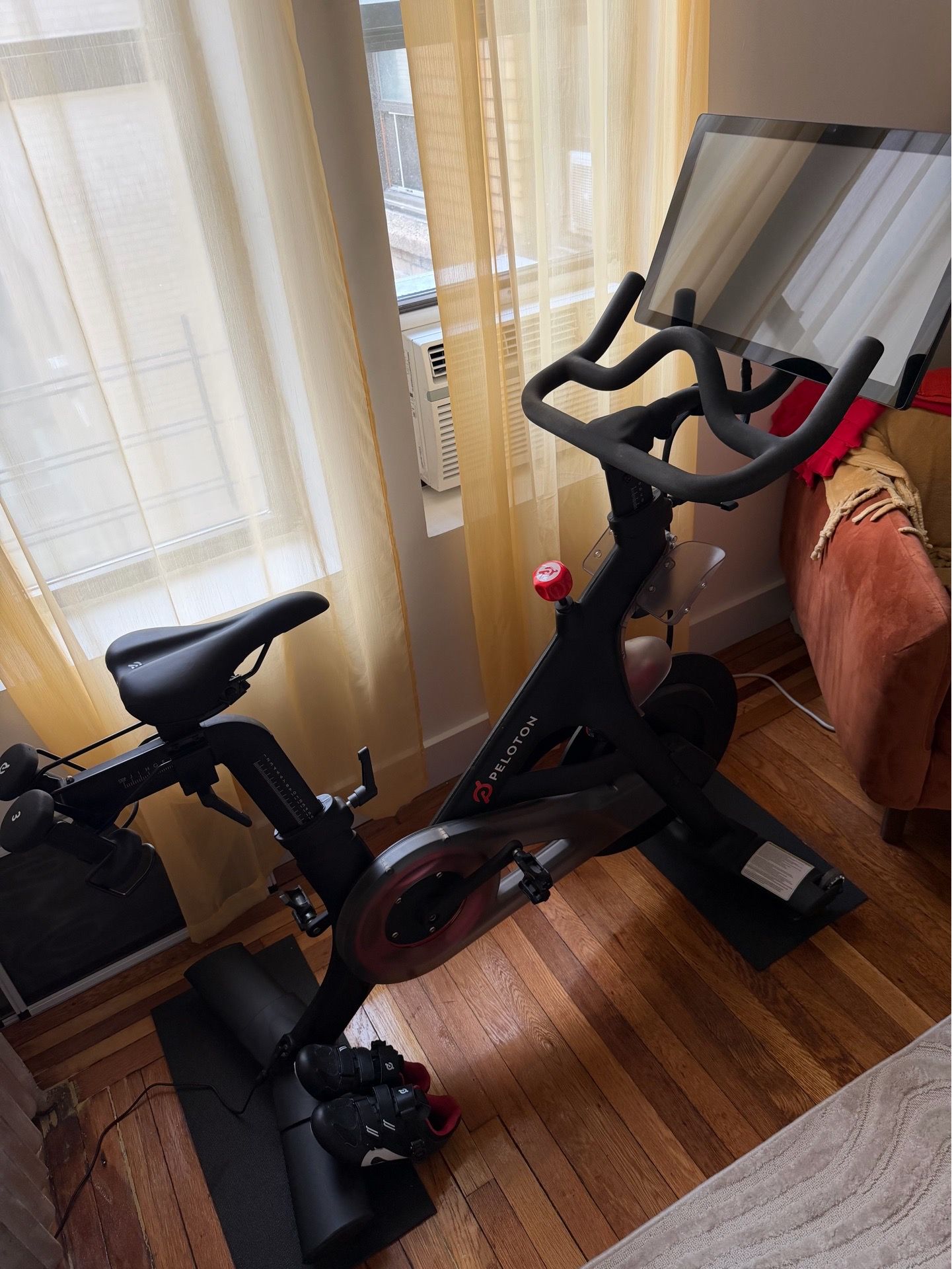 FREE PELOTON (Gen 3 Like New) - photo 3