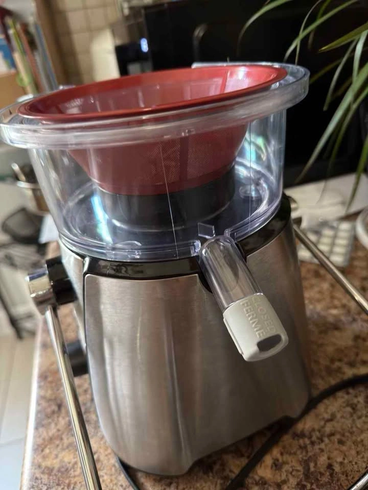 Oster 1000W 5-Speed Juice Extractor – Excellent Condition! - photo 2