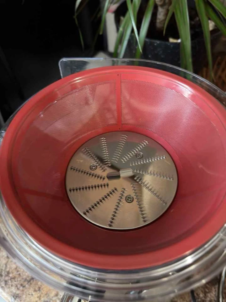 Oster 1000W 5-Speed Juice Extractor – Excellent Condition! - photo 3