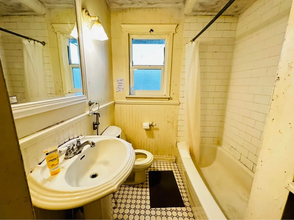 4 Beds 1 Bath - House image indicator(3)