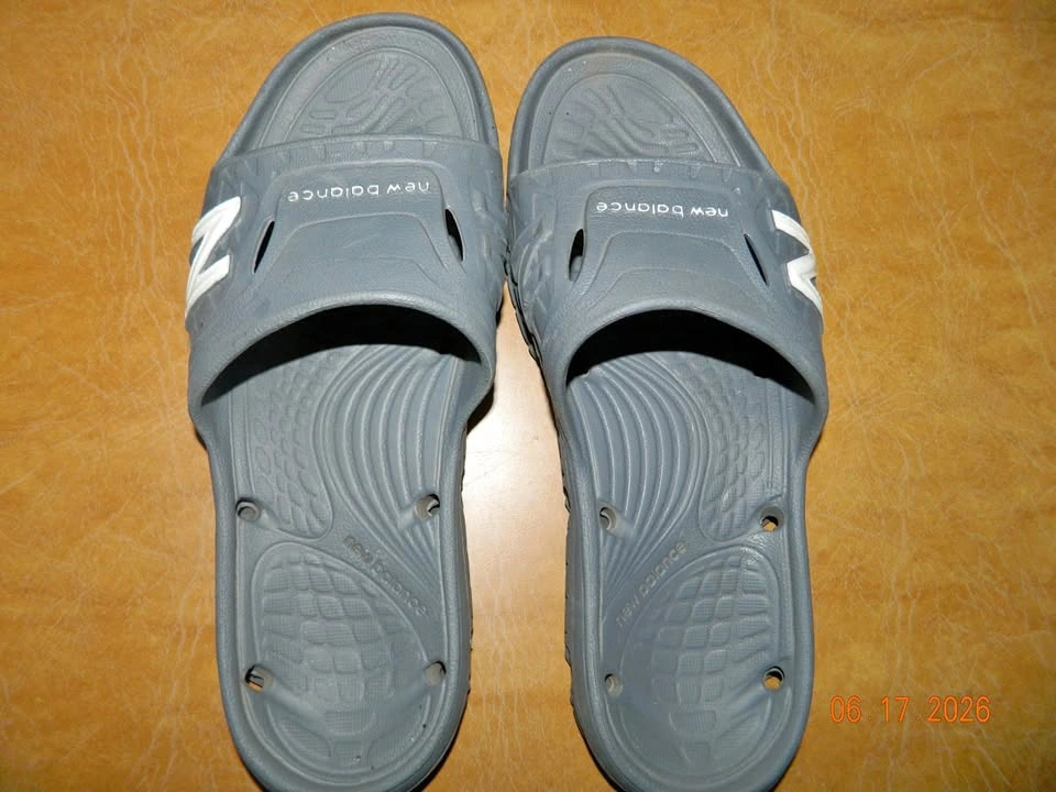 UNISEX NEW BALANCE SLIDES size MENS 9...WOMENS 11...EUC