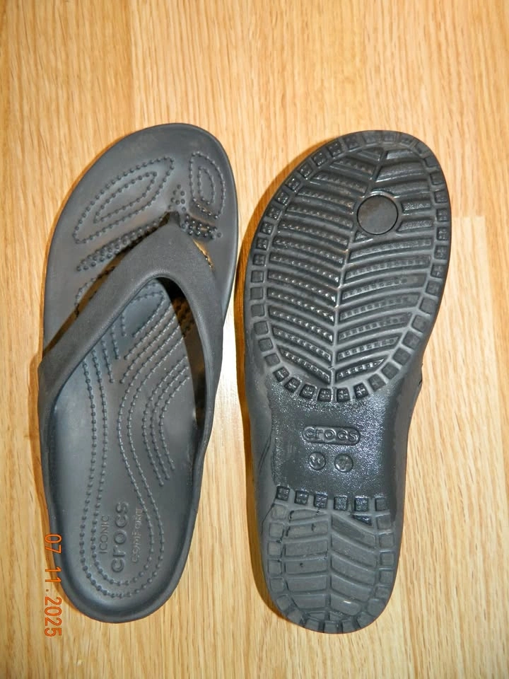 WOMENS CROC THONG SLIDE size 7...LIKE NEW