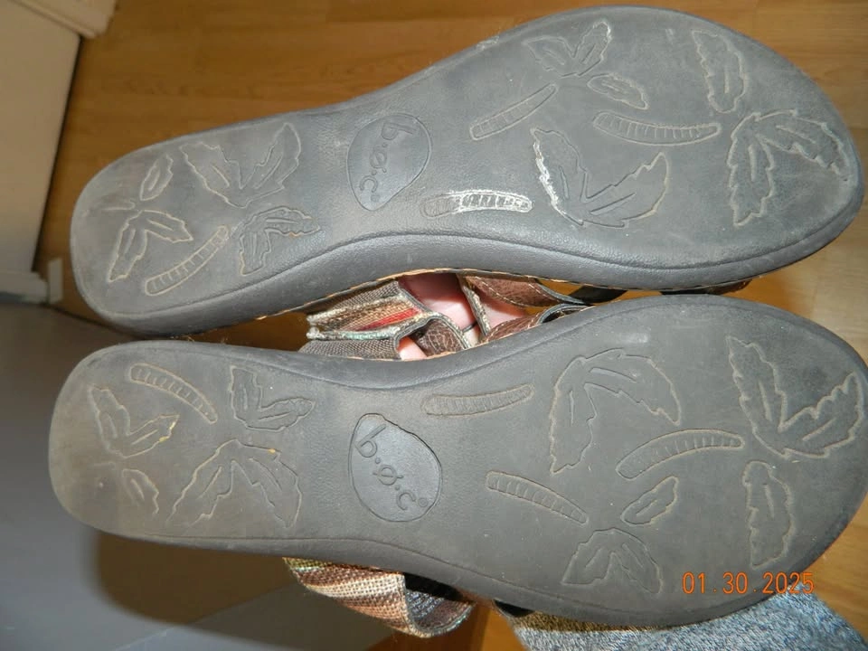 BOC BORN CONCEPT thong sandal...size 8..EUC - photo 3