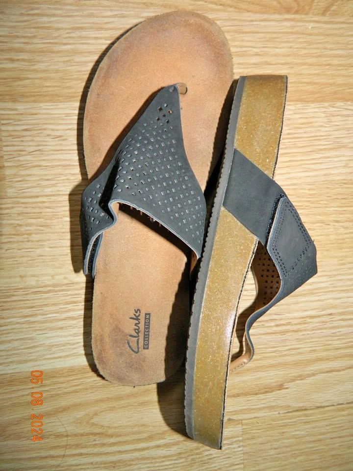 CLARKS AERON LOGAN THONG SANDAL...SIZE 8...LIKE NEW