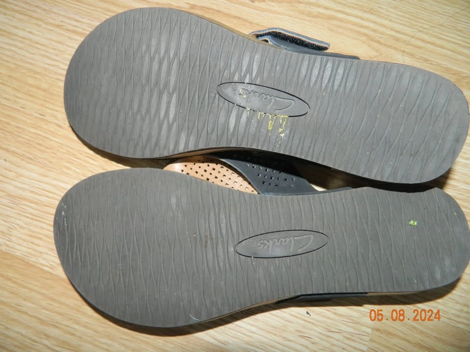 CLARKS AERON LOGAN THONG SANDAL...SIZE 8...LIKE NEW - photo 3