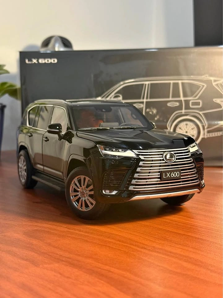 BNIB 1:18 Lexus LX600 Black Diecast Model Car with Original Box