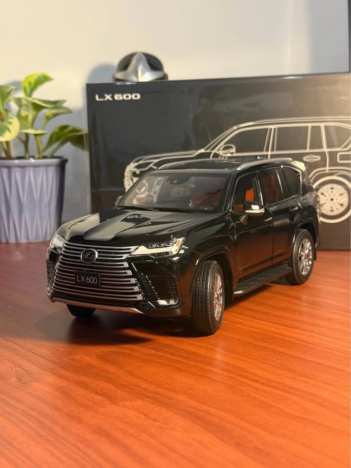 BNIB 1:18 Lexus LX600 Black Diecast Model Car with Original Box - photo 2