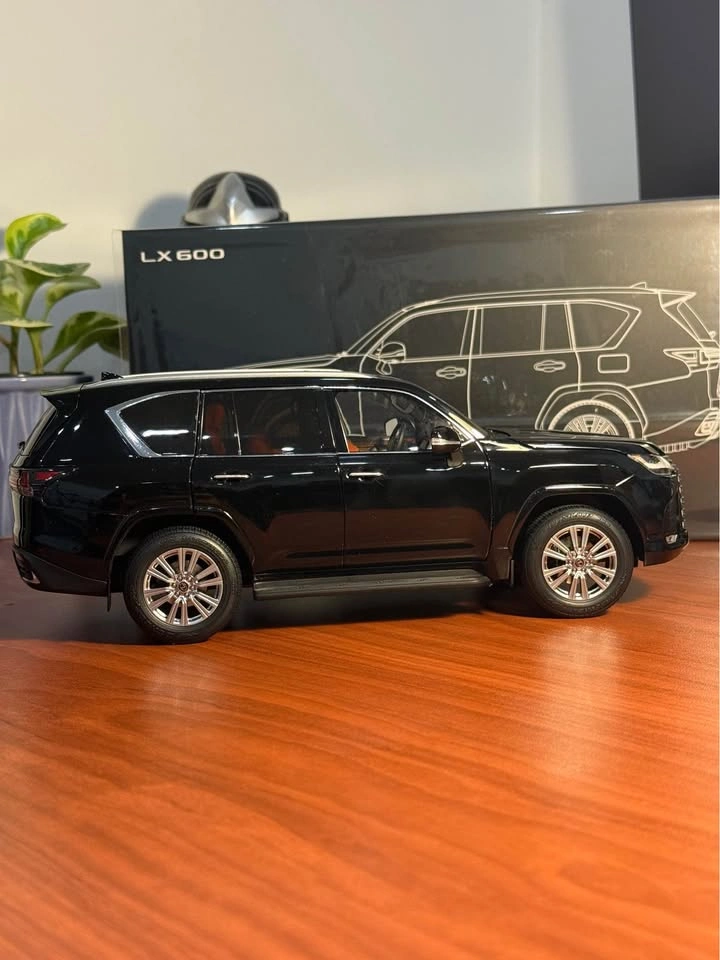 BNIB 1:18 Lexus LX600 Black Diecast Model Car with Original Box - photo 4