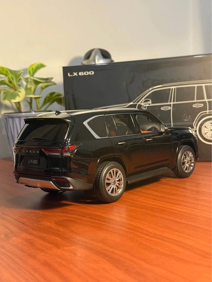 BNIB 1:18 Lexus LX600 Black Diecast Model Car with Original Box - photo 5