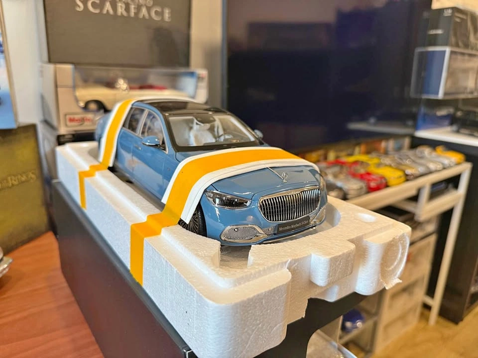 Almost Real 1:18 Mercedes-Maybach S-Class Diecast Model
