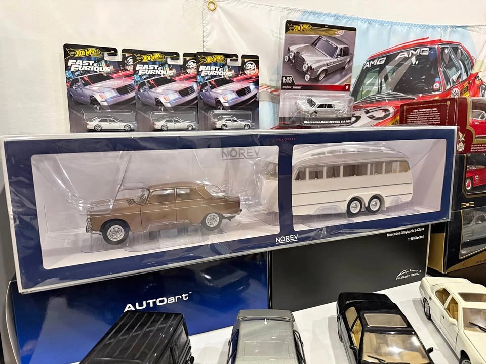 Norev 1:18 Peugeot 404 with Henon Caravan Diecast Set