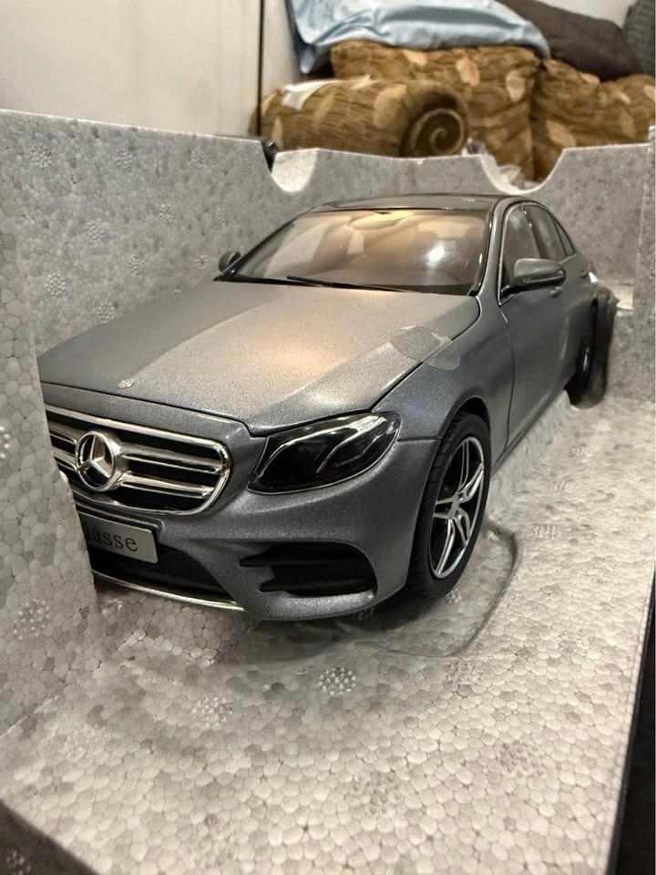 Mercedes-Benz E-Class Diecast Model Car - photo 2