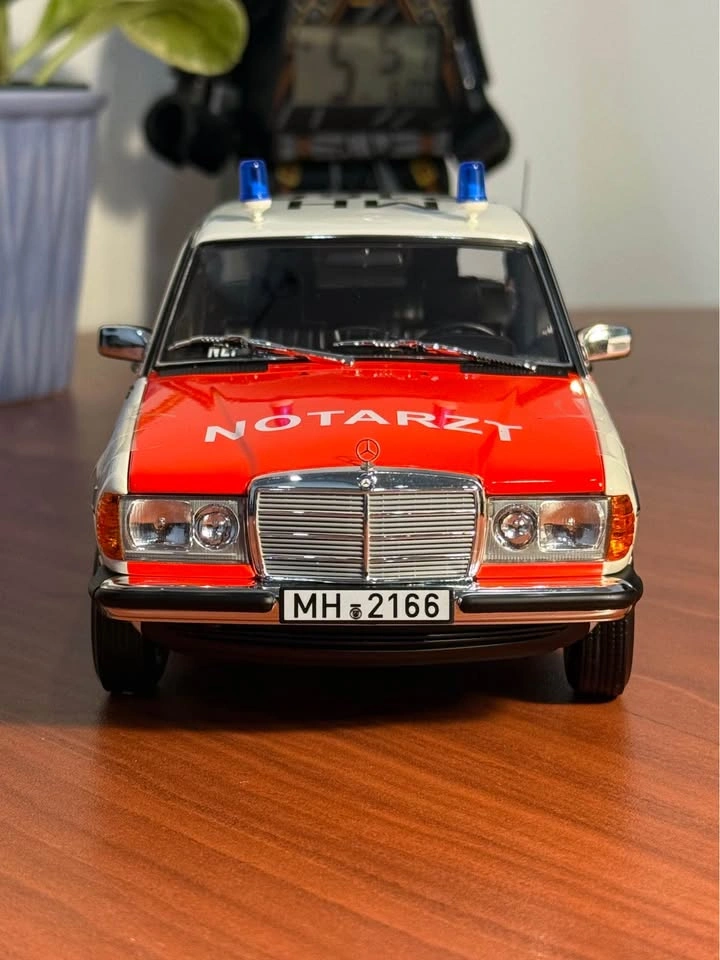 Mercedes-Benz W123 German Emergency Services 1/18 Model by Norev - photo 2