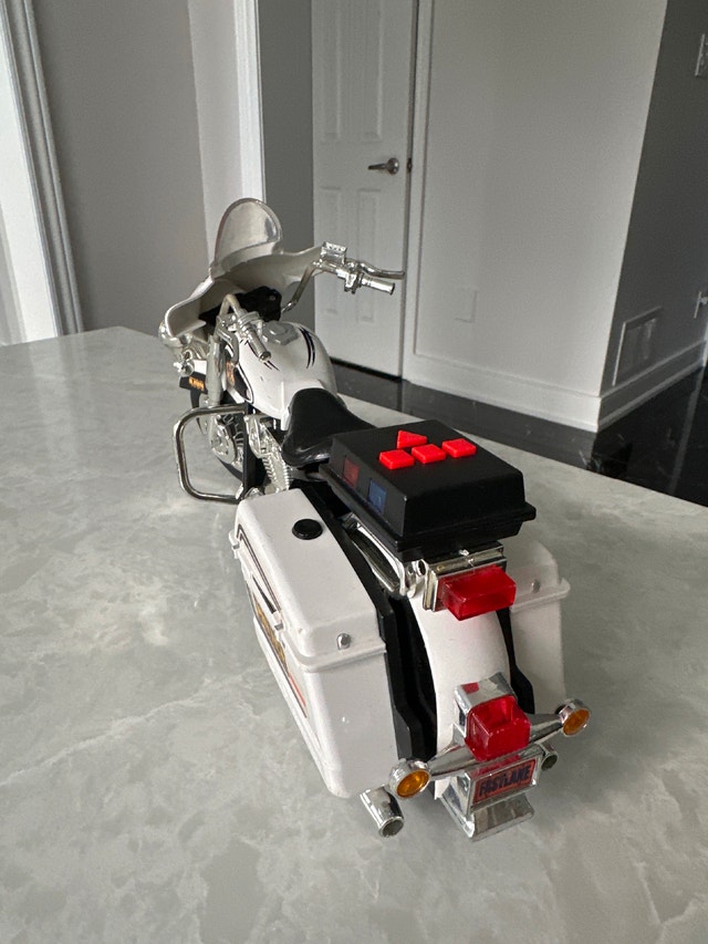 Large-scale toy police patrol motorcycle - photo 4