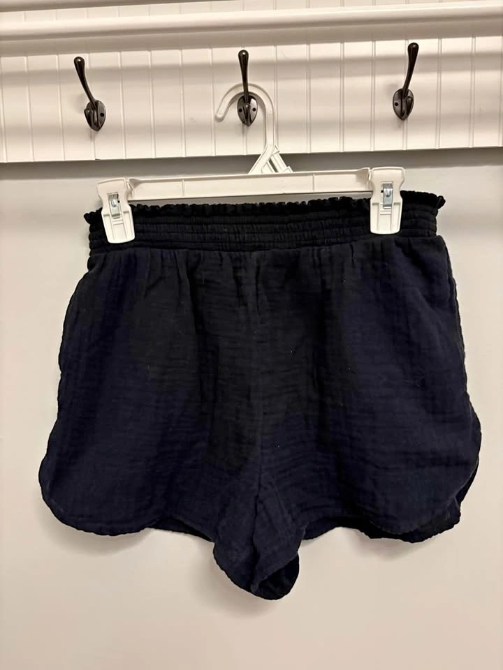 New Aerie Black Crinkle Shorts (Size Medium)