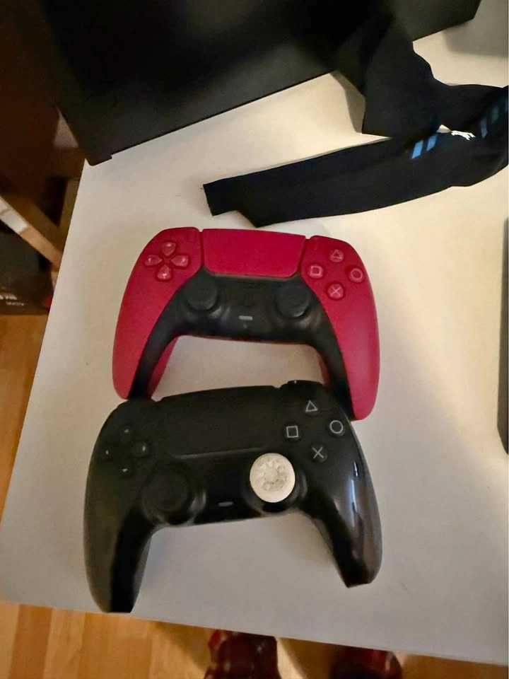 2 Ps5 controllers