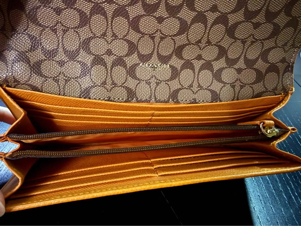 Coach Long Wallet - Almost New - photo 3