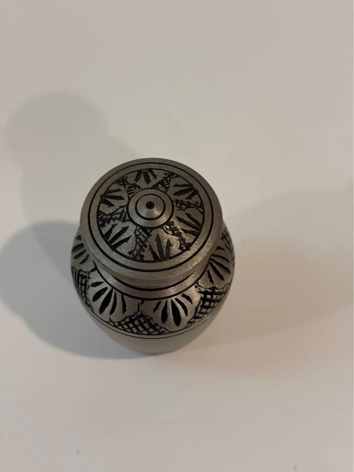 Small metal urn - photo 2