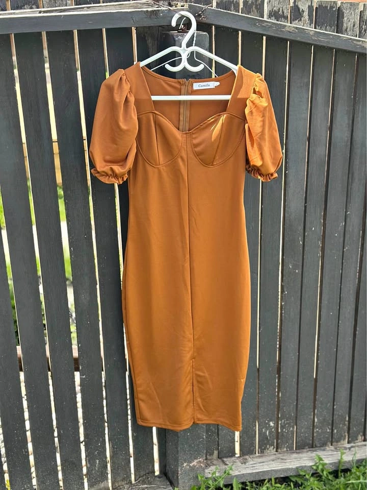 Elegant caramel-toned bodycon midi dress ✨