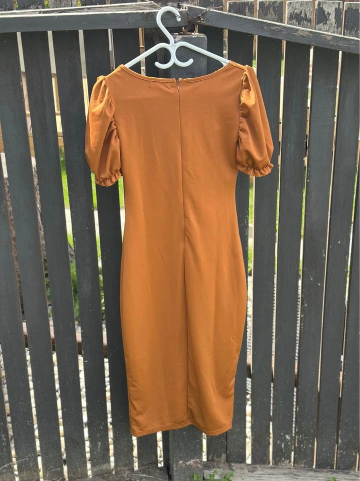Elegant caramel-toned bodycon midi dress ✨ - photo 2