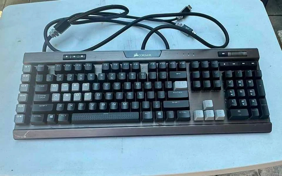 Corsair K95 RGB Platinum Mechanical Gaming Keyboard - photo 2