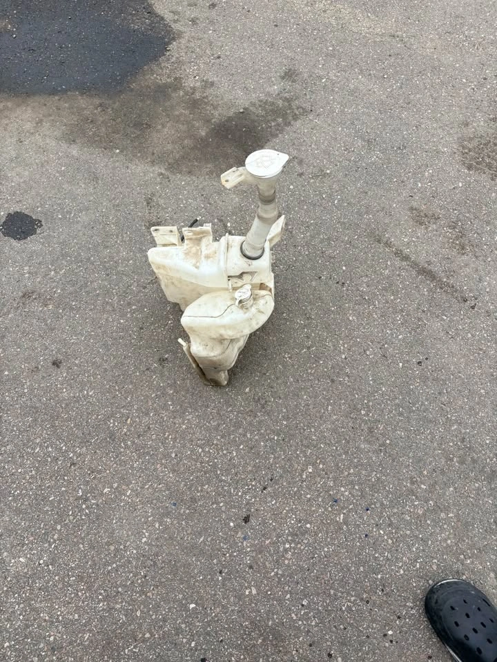 2008–2015 Mitsubishi Lancer Washer Reservoir & Coolant Tank - photo 2