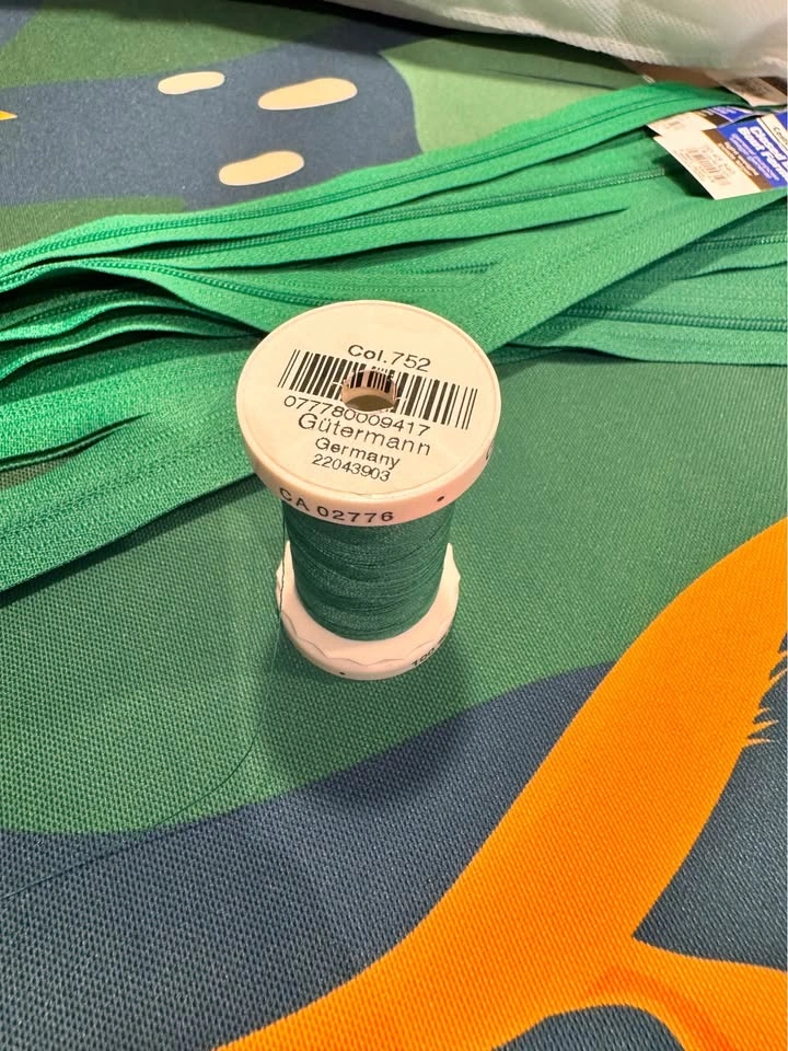 11 x Pillow Making Kit with Fabric, Zippers, and Thread - photo 3