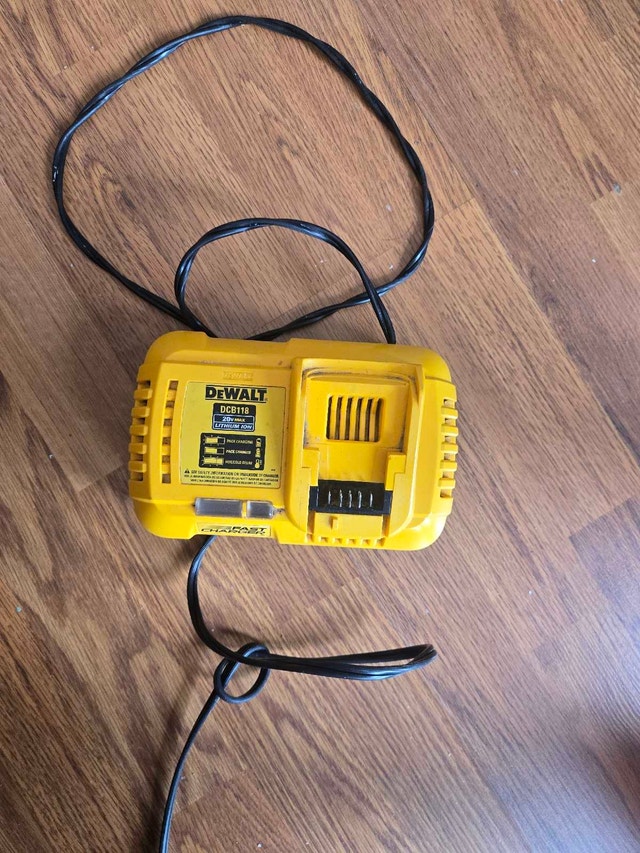 DeWalt DCB118 Charger
