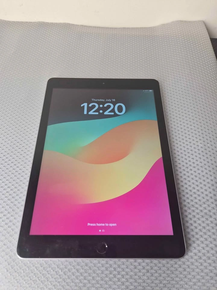 Apple iPad 6th Gen 128GB Wi-Fi | 92% Battery | Fully Tested - photo 2