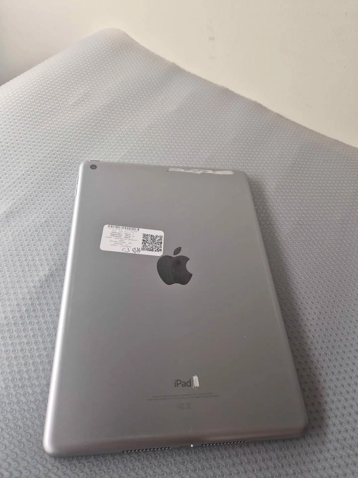 Apple iPad 6th Gen 128GB Wi-Fi | 92% Battery | Fully Tested - photo 3