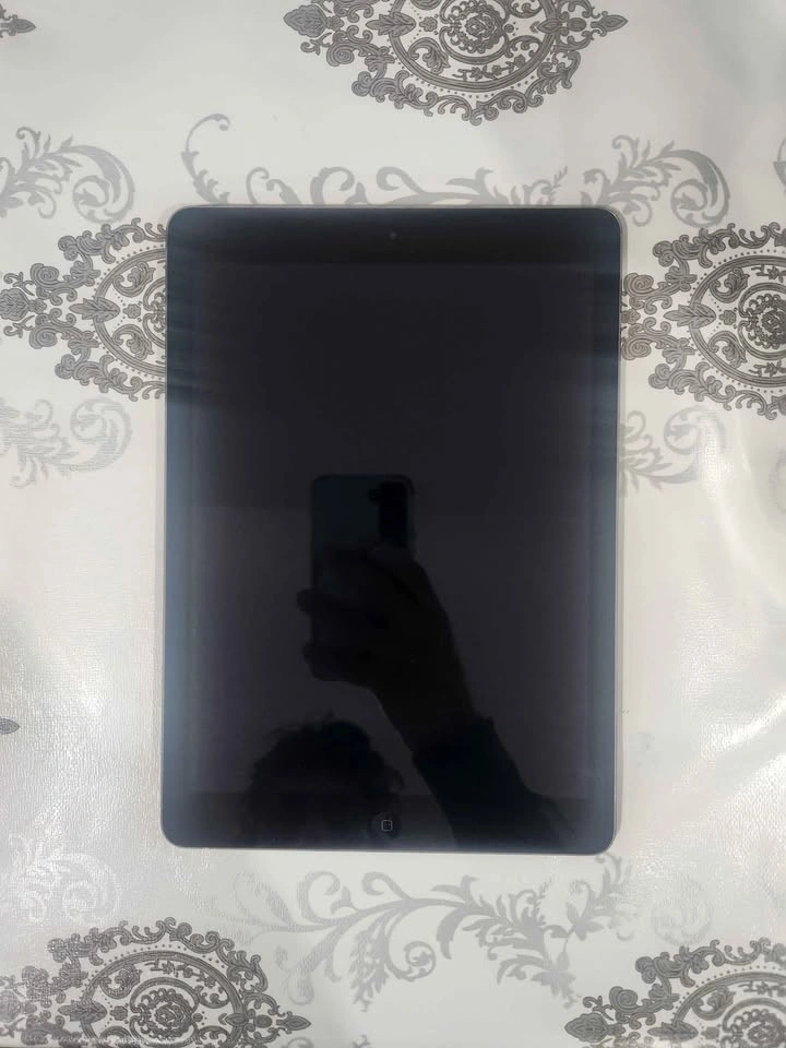 iPad Air (16GB) - Good Condition - photo 2