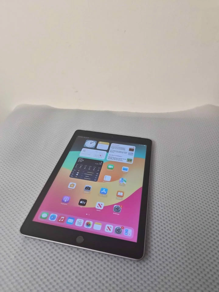 Apple iPad 6th Gen 128GB Wi-Fi + Cellular | Excellent Battery - photo 3