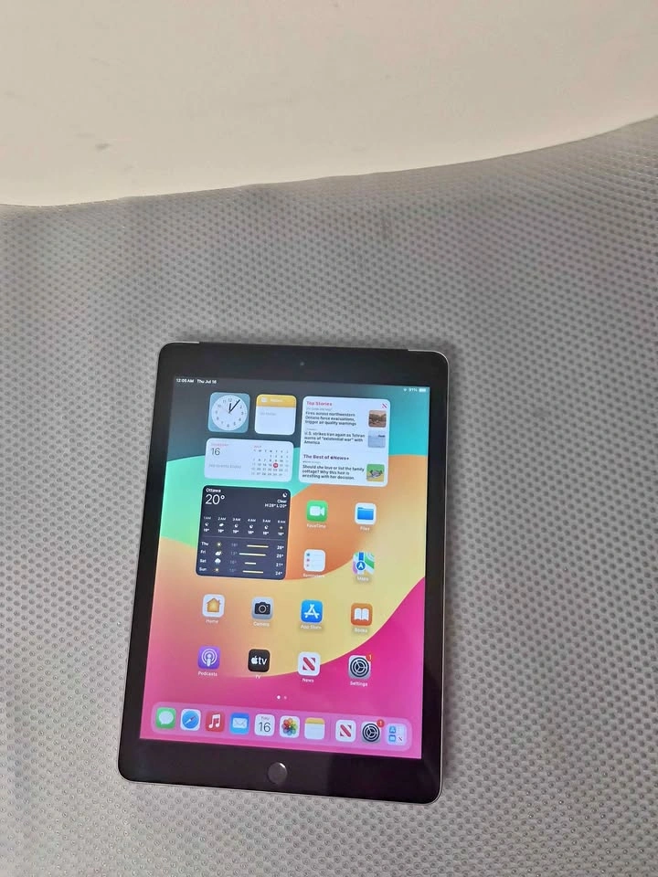 Apple iPad 6th Gen 128GB Wi-Fi + Cellular | 95% Battery