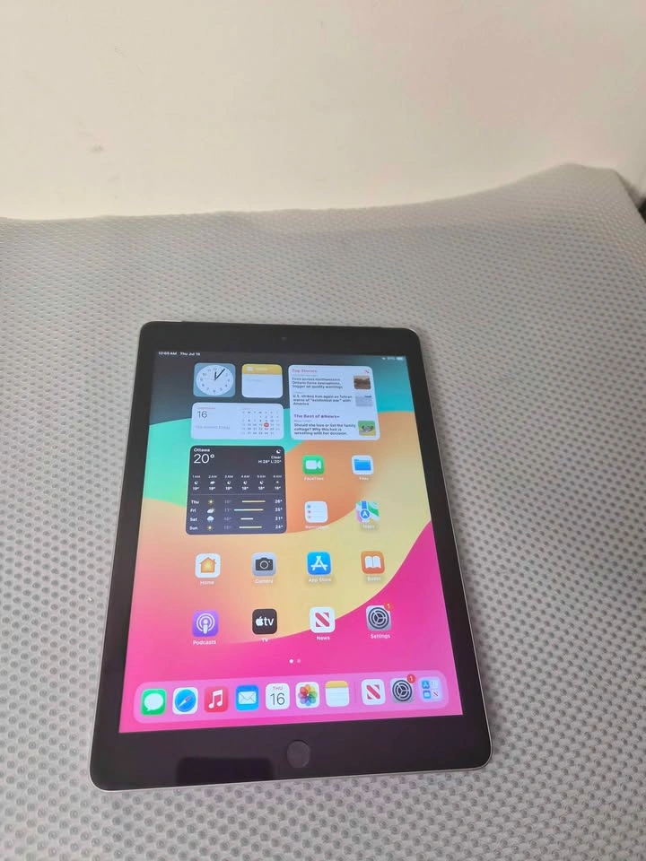 Apple iPad 6th Gen 128GB Wi-Fi + Cellular | 95% Battery - photo 2