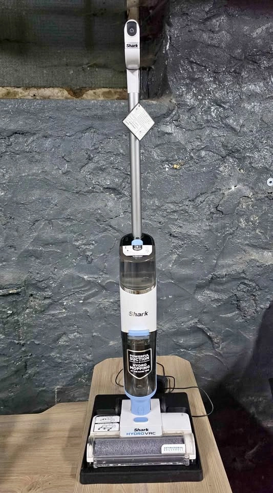 Vacuum cleaner with charging base